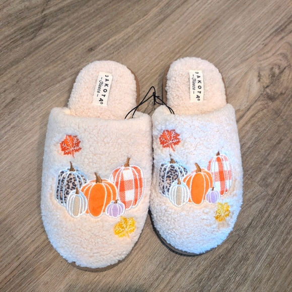 Dakota fleece Shoes - Women's Cream Slippers with Pumpkin Design